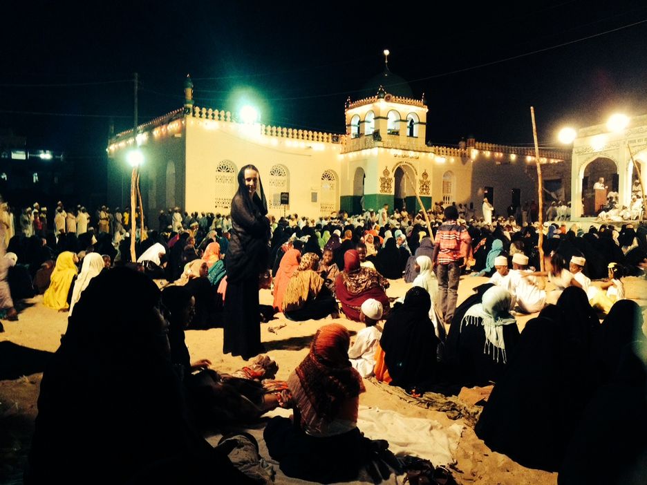 Celebración musulmana del Maulid, en Lamu, con la autora en el centro de la imagen, de pie