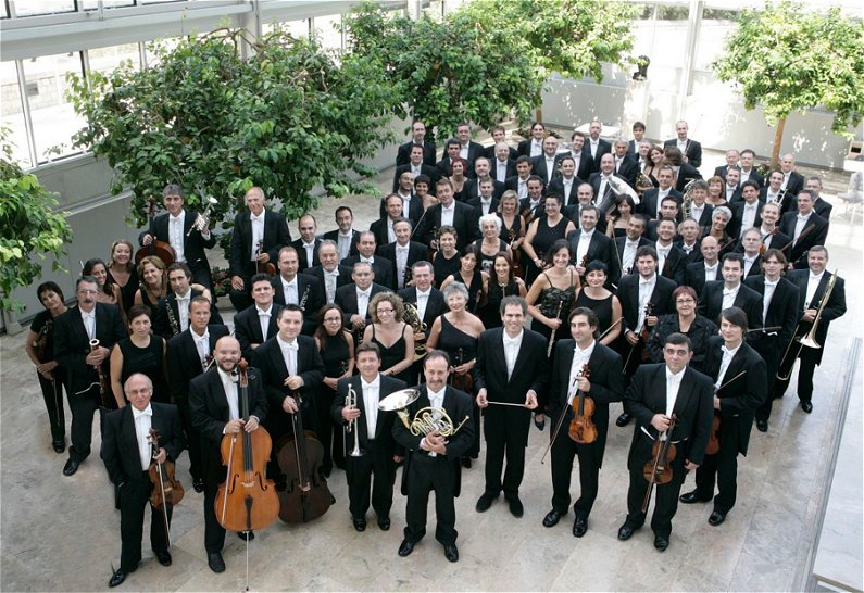 La Orquesta de Valencia en el 'hall' del Palau de la Música. FOTO: EVA RIPOLL.