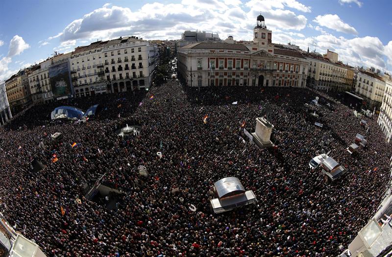 Vista de la Puerta del Sol este sábado en Madrid durante la 'Marcha por el cambio' organizada por Podemos. EFE/Chema Moya