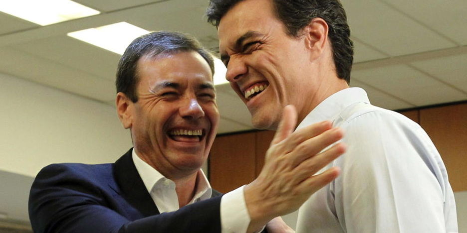 Tomás Gómez y Pedro Sánchez se saludan sonrientes meses atrás.