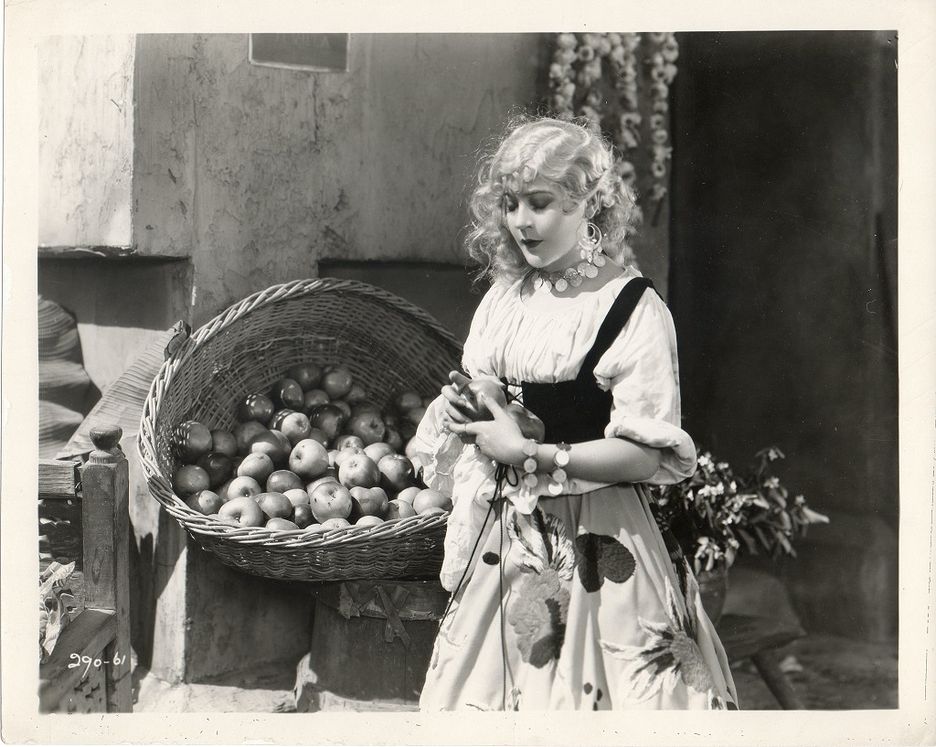 Mae Murray, en un momento de la película 'Valencia'.