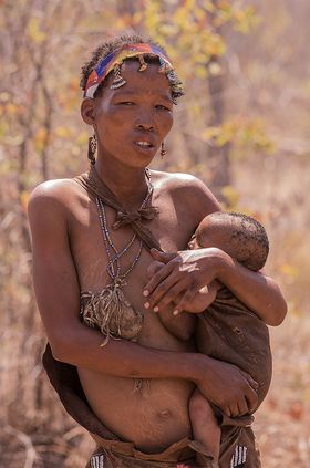 Mujer bosquimana en el Kalahari, Botswana.