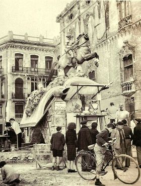 Falla 'Si Don Quijote tornara', de Modesto González, frente al Palacio del Marqués de Dos Aguas (1949; foto ADEF)