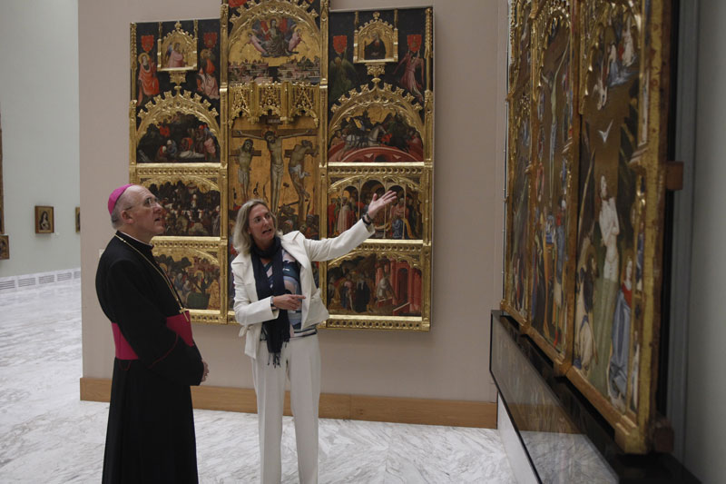 El anterior arzobispo de Valencia, monseñor Osoro, escucha las explicaciones de Paz Olmos.