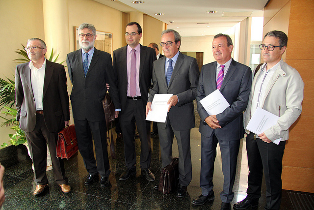 El grupo de expertos reunidos por Les Corts; Cucarella es el primero por la derecha.