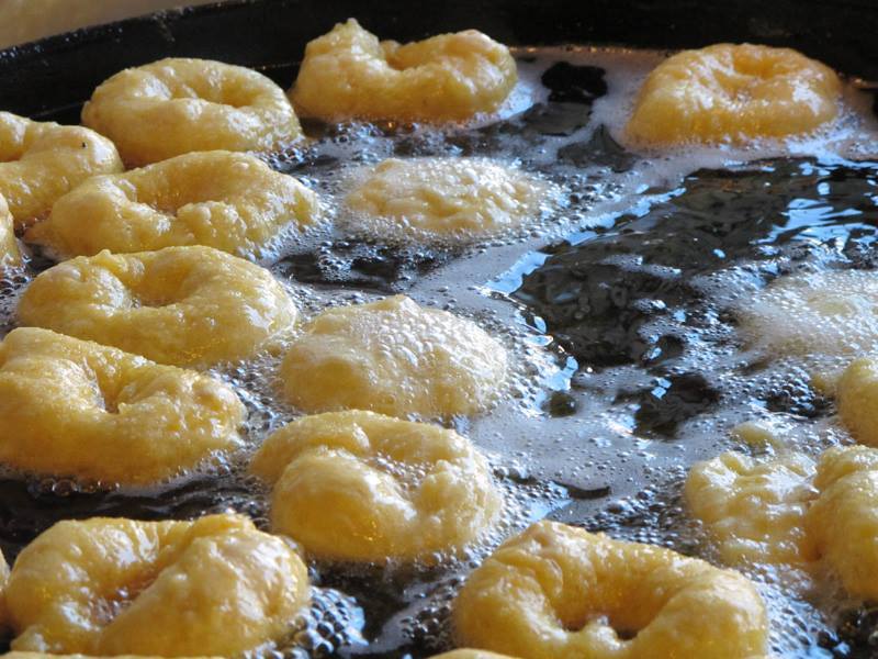 Los buñuelos de Moltto friéndose en su aceite.