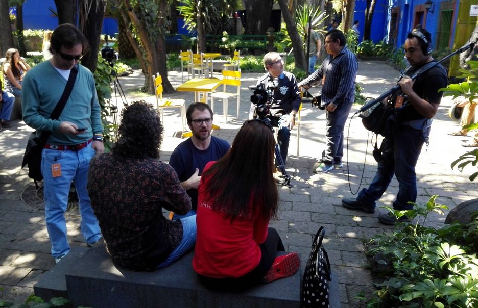 Rafa Molés, acuclillado, habla con Baras durante la grabación del documental.