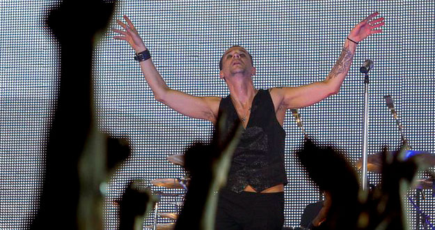 Dave Gahan, en el concierto de Depeche Mode en Feria Valencia. FOTO: EFE /MANUEL BRUQUE