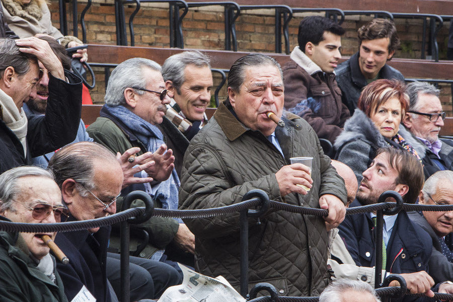 Vicente Boluda, con el clásico puro, entre el público.
