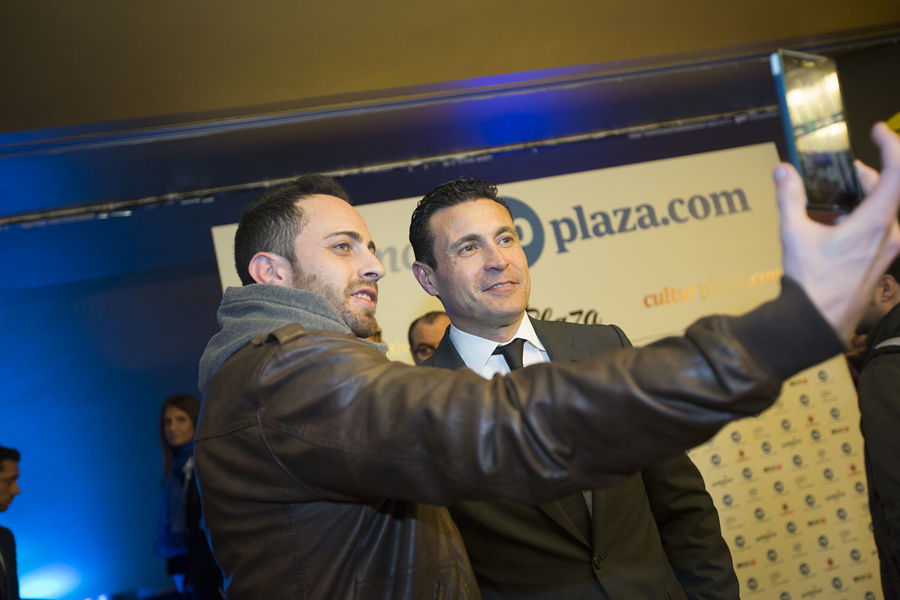 Un aficionado del Valencia se hace un 'selfie' con el presidente del club, Amadeo Salvo.