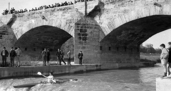 Competición de piragüismo en el río Turia. FOTO: LUIS VIDAL VIDAL.