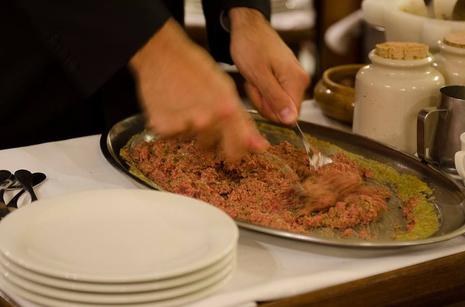 Así se prepara el 'steak tartar' en El Gastrónomo