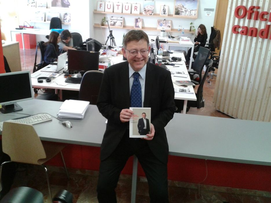 Ximo Puig posa con su libro en la sede del PSPV-PSOE