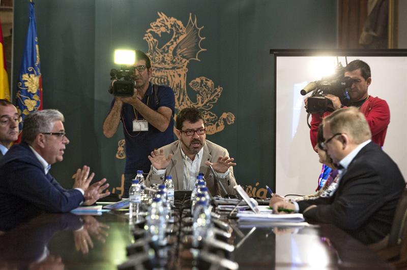 Emili Altur (Compromís) presidiendo la comisión con Juan José Medina (PP) a la izquierda u José Antonio Orengo (PSPV) a la derecha