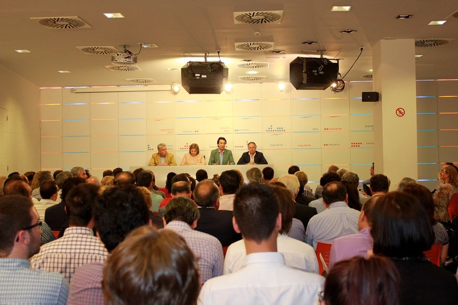 Imagen de la junta celebrada este lunes: en la mesa, Juanjo Medina, Isabel Bonig, Vicente Betoret y Emilio Llopis