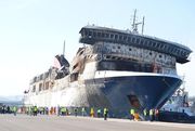 El ferry incendiado Sorrento llega al puerto de Sagunto