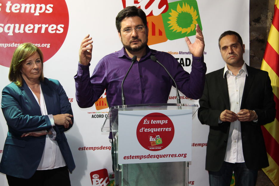 Ignacio Blanco, candidato de EU a la Generalitat, flanqueado por Marga Sanz, número dos, y Amadeu Sanchis, cabeza de lista al consistorio.