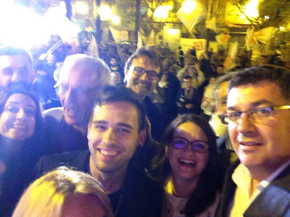 'Selfie' en el arranque de campaña de Compromís en El Cabanyal. La candidata Mónica Oltra junto a Morera, Ribó, Ferri, Navarro y Grezzi