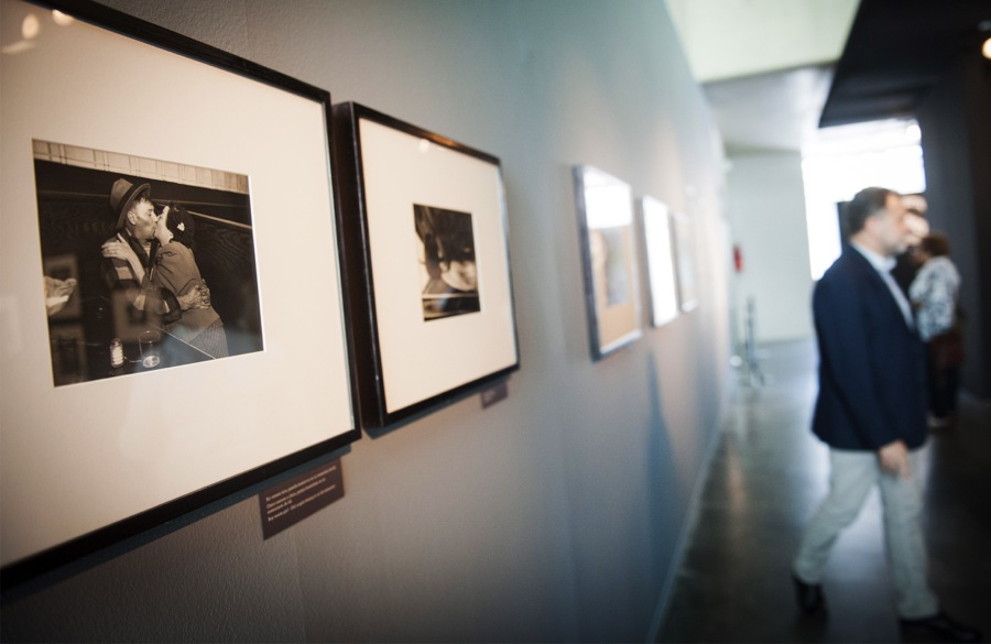 Un aspecto de la exposición de Weegee en el MuVIM. FOTO: ABULAILA.