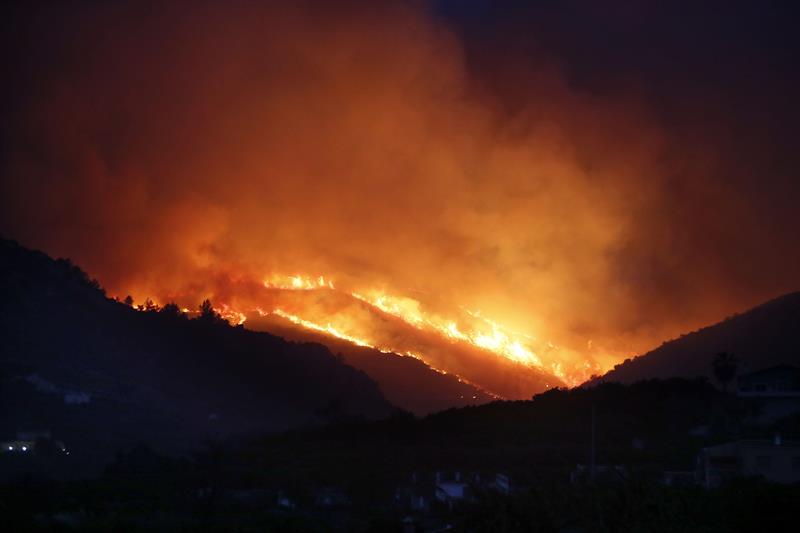 Vista del incendio que se ha declarado este jueves en Vall d'Ebo. | EFE