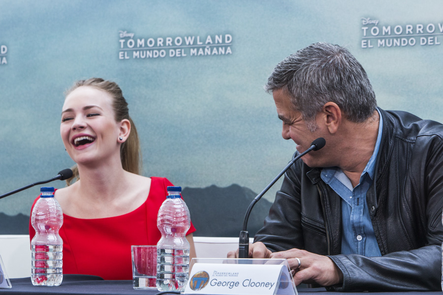 Robertson y Clooney bromean durante la rueda de prensa de 'Tomorrowland'.
