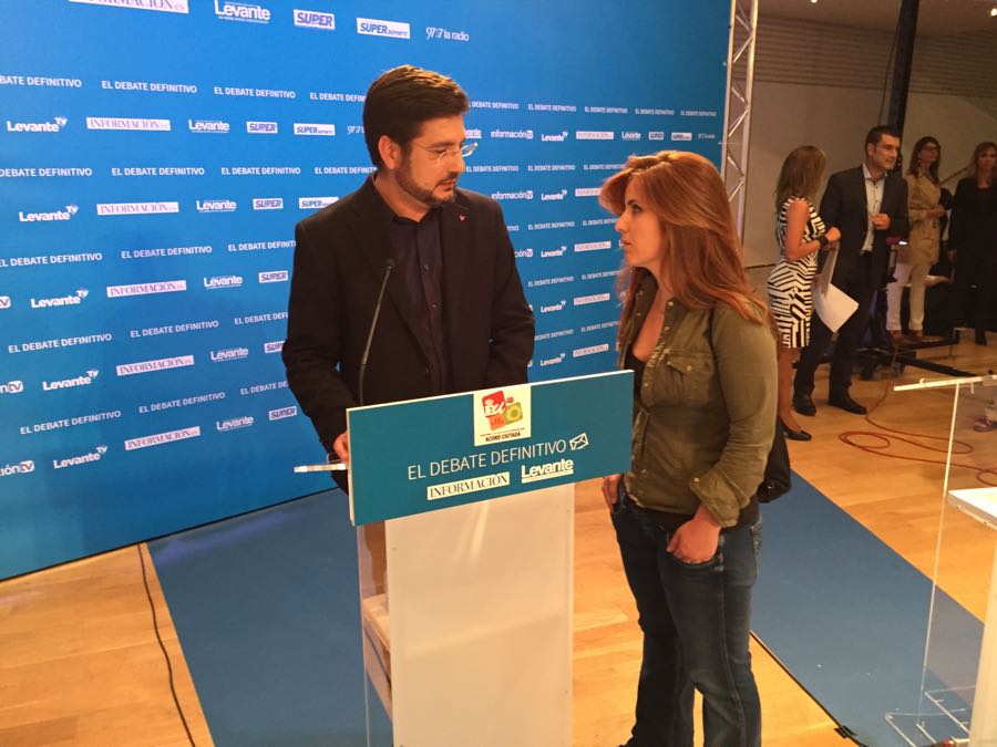 El candidato de EU, Ignacio Blanco, junto a la cabeza de lista por Alicante, Esther López Barceló