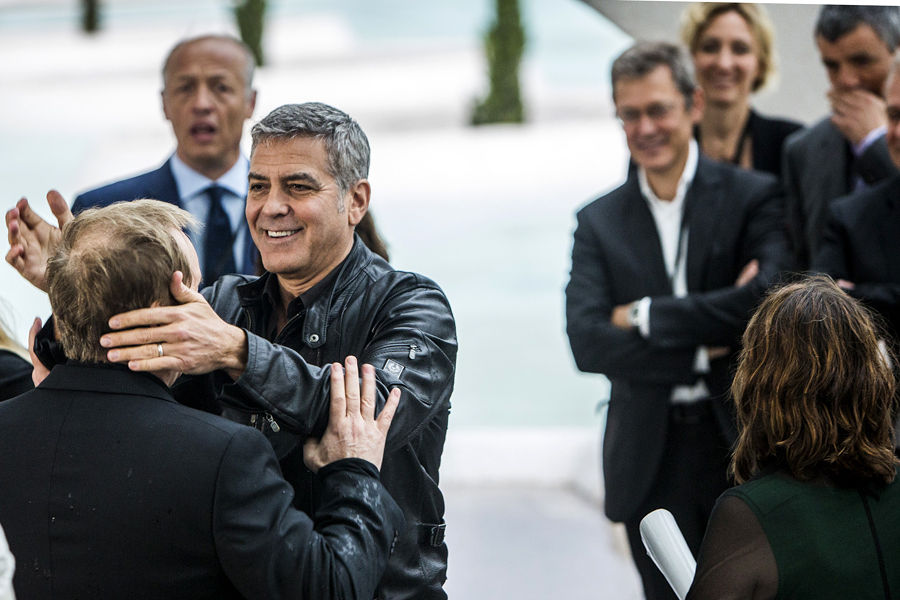 George Clooney atusa a Brad Bird poco antes del estreno. FOTO: EVA MÁÑEZ.