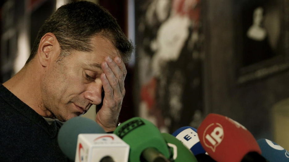 Cantó el día que anunció su renuncia a su escaño y a ser candidato en Valencia. FOTO: EFE.