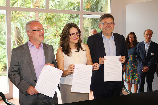 Montiel, Oltra y Puig muestran el documento del acuerdo alcanzado sobre ejes programáticos