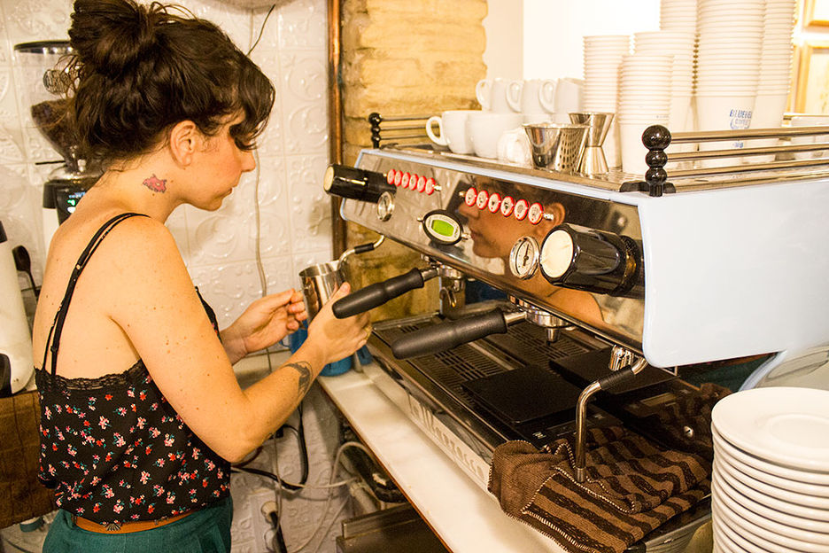 Marián prepara un café en La Marzocco