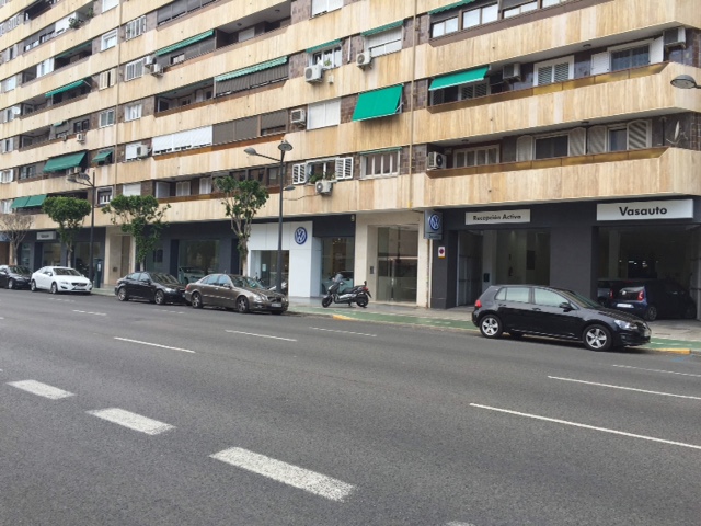 Fachada de Volkswagen Vasauto en la avenida del Puerto números 9, 11 y 13.