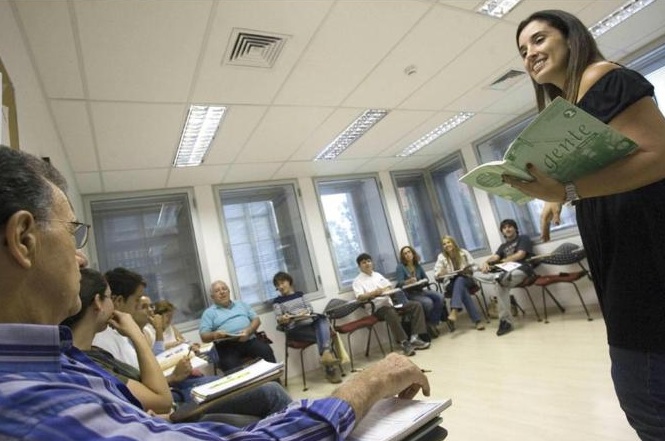 Una profesora imparte clases de español en el Instituto Cervantes de Sao Paulo. FOTO: EFE.