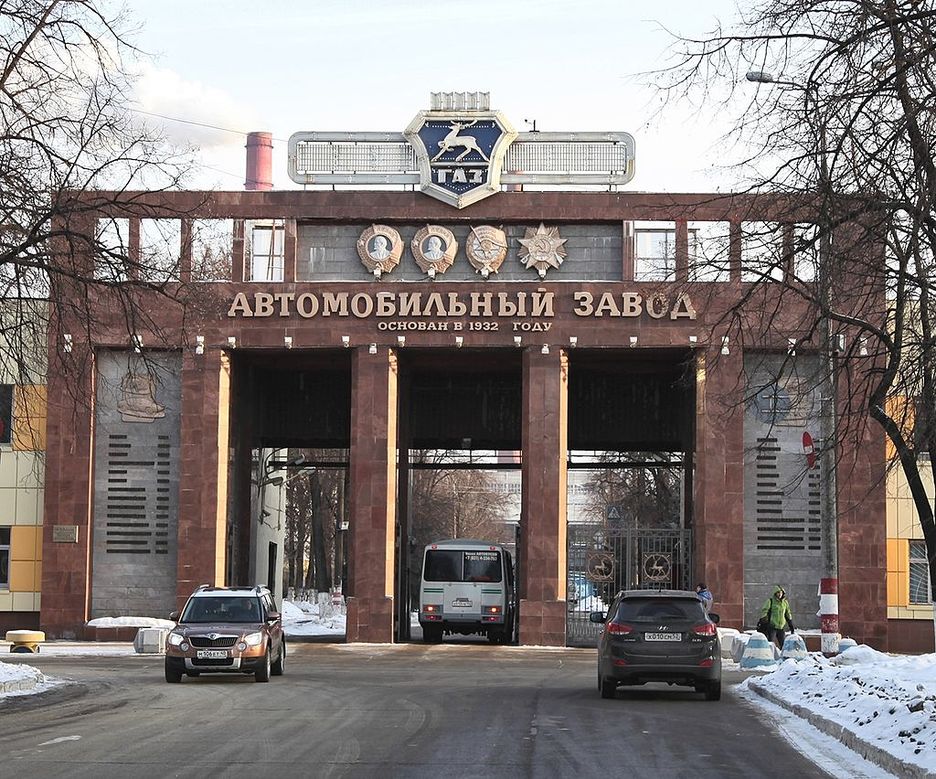 Fachada de acceso a la planta de GAZ en Nizhni Novgorod.