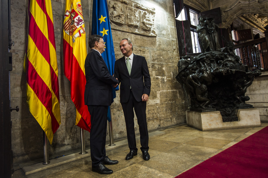 Ximo Puig y Alberto Fabra, en el acto del traspaso de poderes (FOTO: EVA MÁÑEZ)