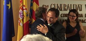 Vicent Soler, abraza a su predecesor, Juan Carlos Moragues.