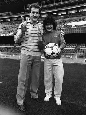 Petrit Fejzula con Maradona ¡Hepatitis doble en Can Barça! (Diario Sport 10 de abril 1983)