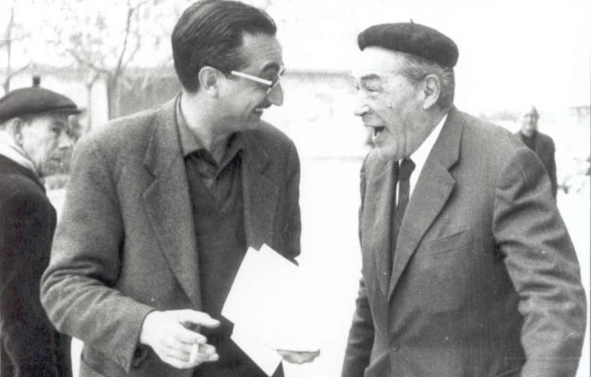 Joan Fuster y Josep Pla, conversando animadamente.