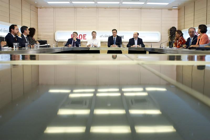 Vicent Soler a la izquierda en Madrid, durante la reunión para coordinar su estrategia y posición en el CPFF (Foto: EFE)