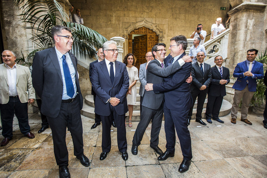 Enric Morera, Juan José Medina y Jorge Rodríguez, abrazando al presidente de la Generalitat, Ximo Puig | E. MÁÑEZ