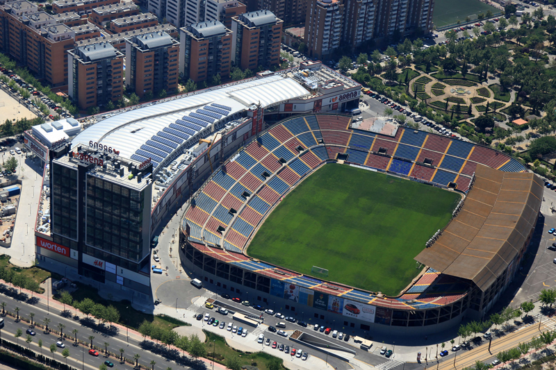 Centro comercial Arena, junto al estadio Ciutat de València