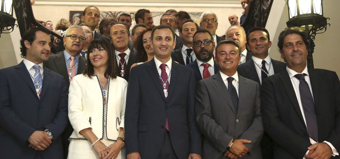 César Sánchez, en el centro, junto al portavoz socialista, José Chulvi (d), el día de la toma de posesión del primero