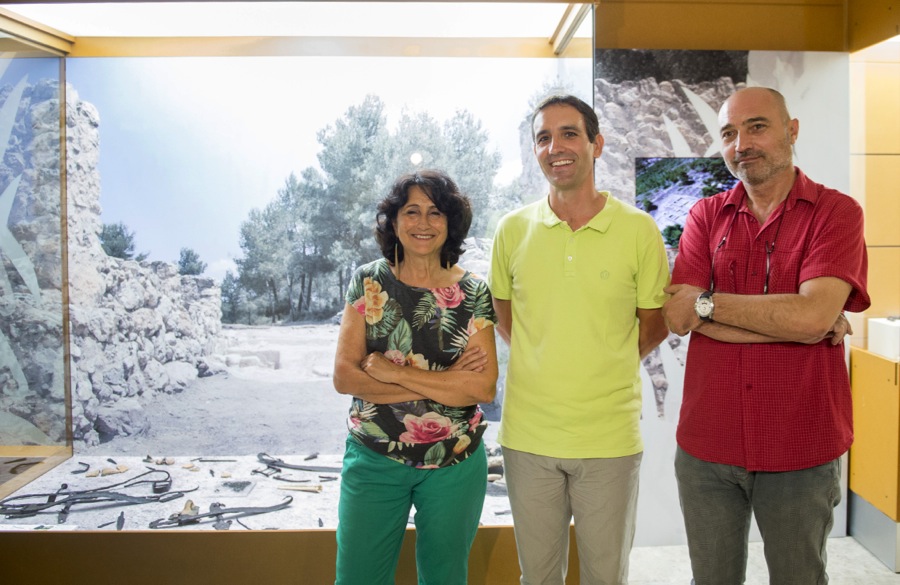 La directora del museo Helena Bonet, Jaime Vives-Ferrándiz y el diputado Xavier Rius. FOTO: ABULAILA.