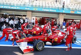 Alonso con sus mecánicos