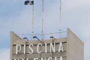 Aparece una bandera pirata ondeando en la Piscina de Valencia