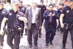 Ciro Palmer, escoltado por la Policía el día en que tomó posesión Diana Morant