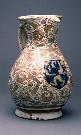 Jarra medieval valenciana con escudo heráldico