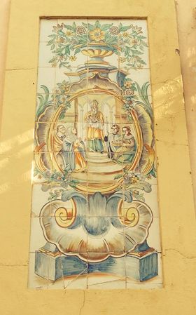 Panel cerámico del siglo XVIII en la calle Correjería de Valencia
