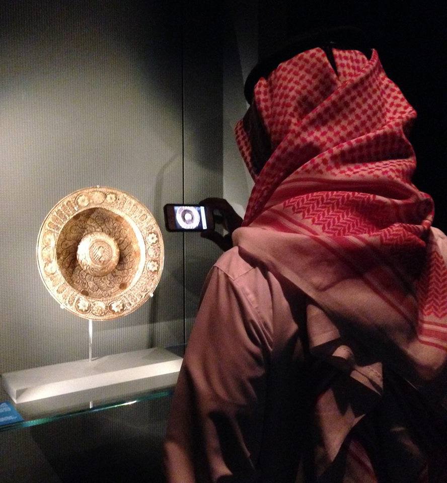 Plato de reflejo del siglo CVI en el Museo de Qatar