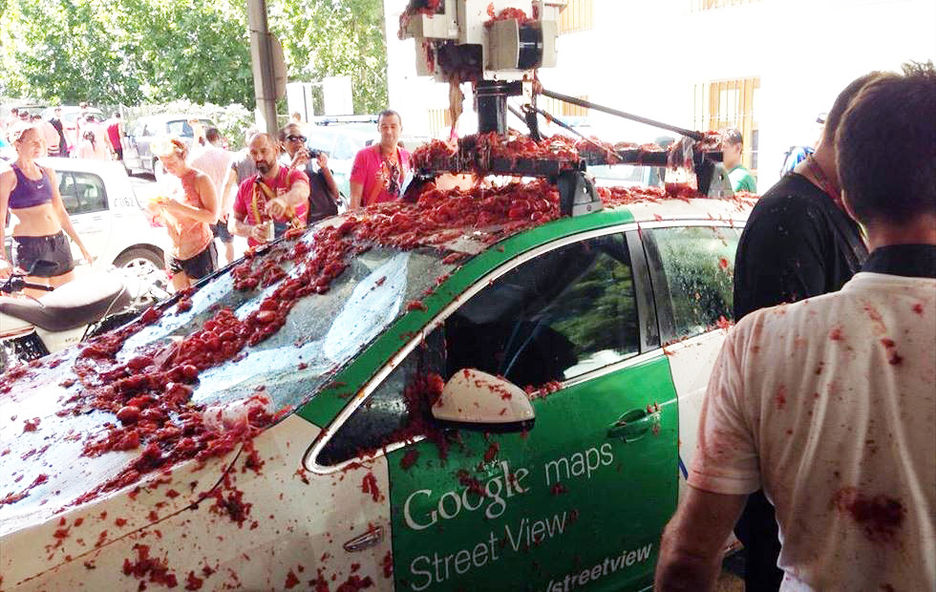 El coche de Google con el cristal hundido tras su paso por la calle de la Tomatina