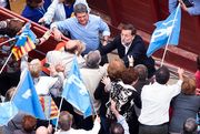 Trillo y Rajoy saludan a asistentes al acto